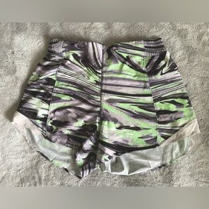 Lululemon high-rise hotty hot shorts black and neon green ❇️🖤
